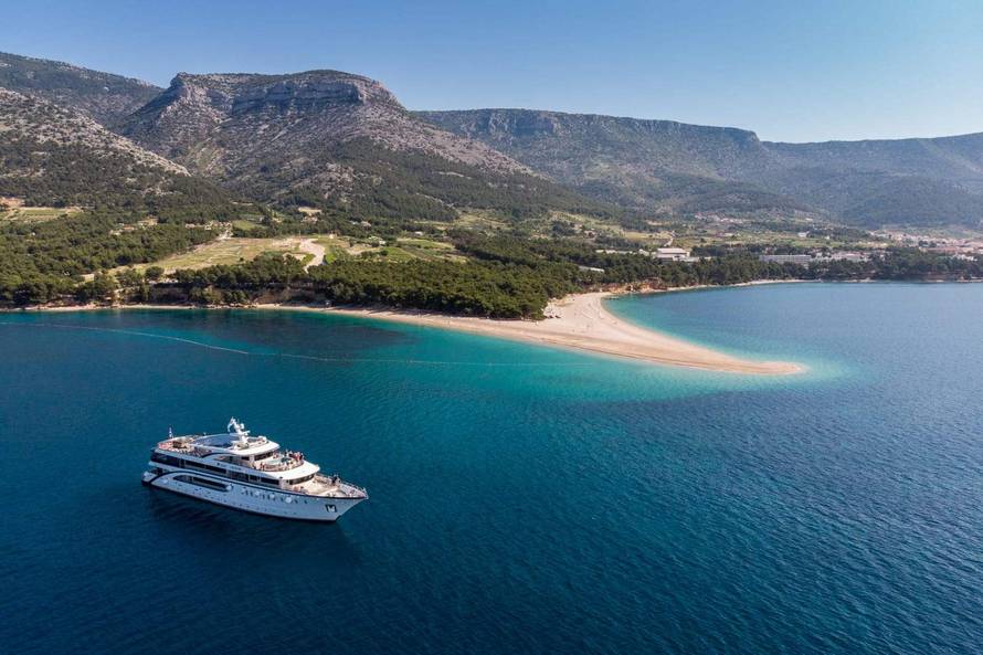 Struje je odnijele na otvoreno more, spasio je turistički brod