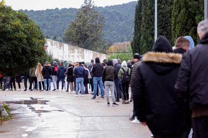 Nikad veći red za ulaznice na Poljudu, svi bi na derbi! 'Sad je -7 u Zagrebu, bit će i hladnije...'