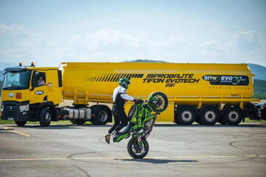 Spektakularni superautomobili protutnjali Gorskim kotarom i napravili spektakl na Grobniku