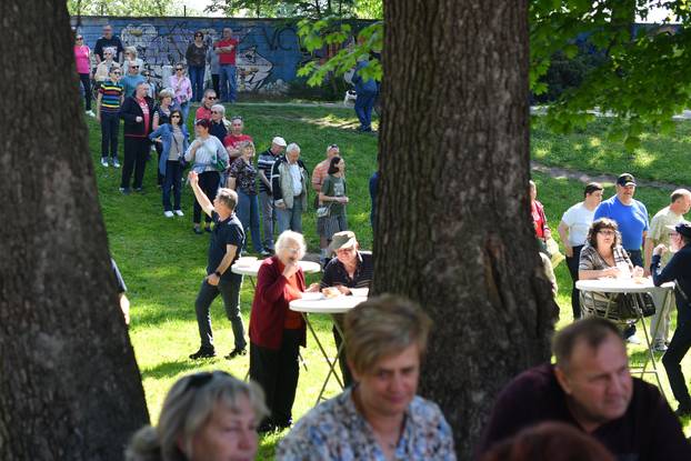 Čakovec: Građani čekali u redu za porciju graha 