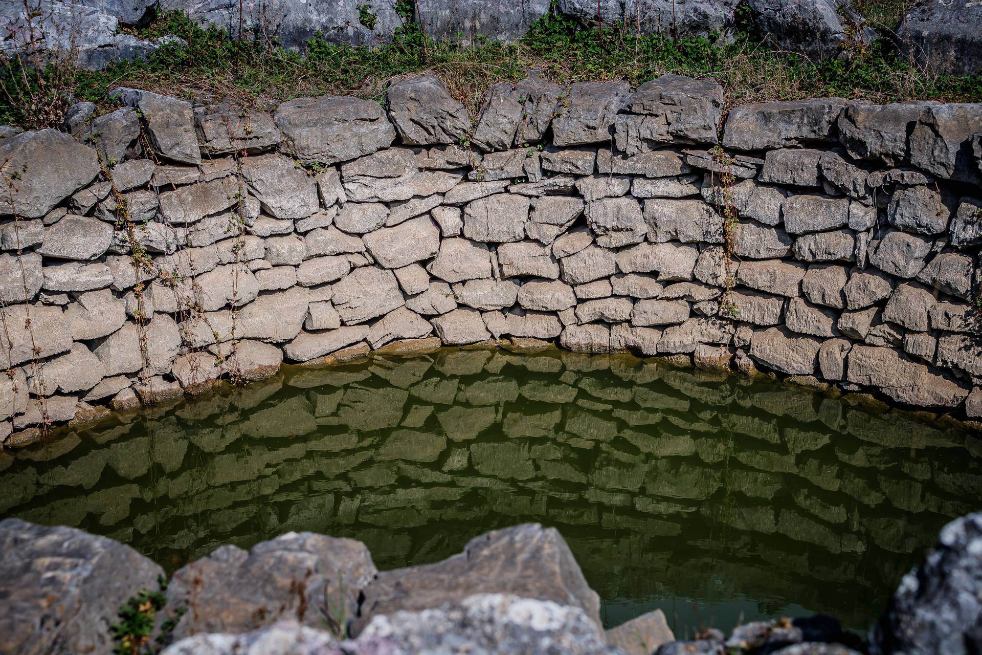 Malo ljudi zna za ove misteriozne bunare u Dalmatinskoj zagori, legenda kaže da nikad nisu presušili