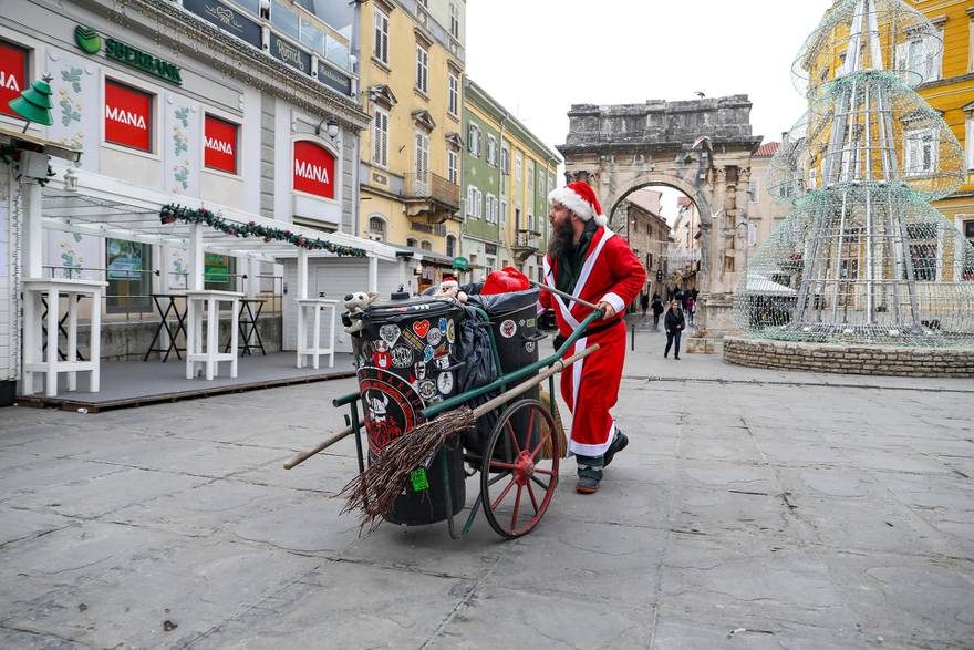 Vedran cijeli prosinac obučen u Djed Mraza daruje najmanje