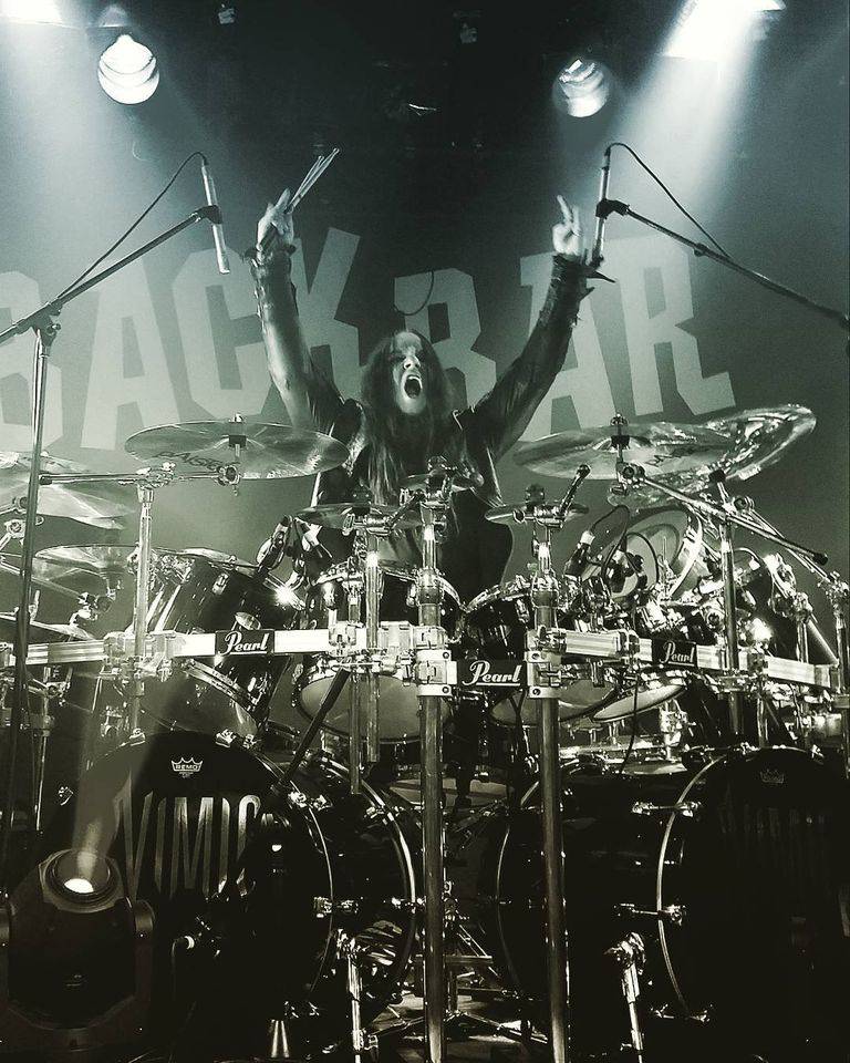 Bubnjar i osnivač kultnog heavy metal benda Slipknot preminuo je u 47. godini, a fanovi tuguju