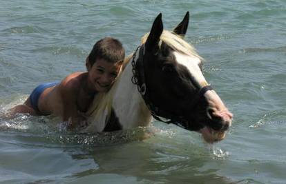 Djeca jahala 12 km pa se s konjima okupala u moru