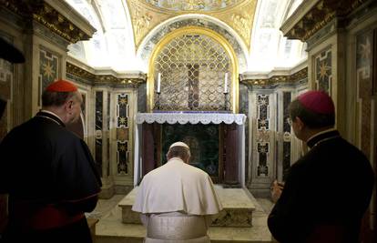 Emotivni posjet: Papa Franjo prvi obišao grob svetog Petra 