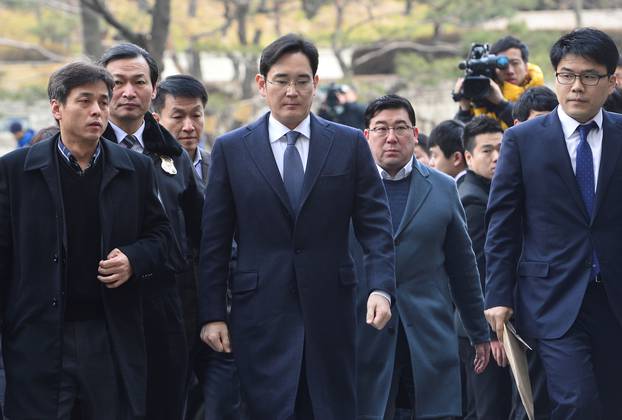 Samsung Group chief, Jay Y. Lee, arrives at the Seoul Central District Court in Seoul