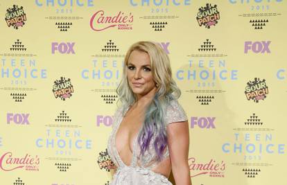 Britney Spears pokazala grudi, dok je Rita Ora čedna u odijelu