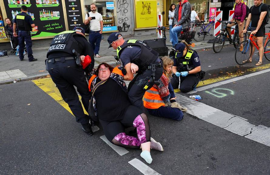 Monitoring "Letzte Generation" (last generation) activists protest in Berlin