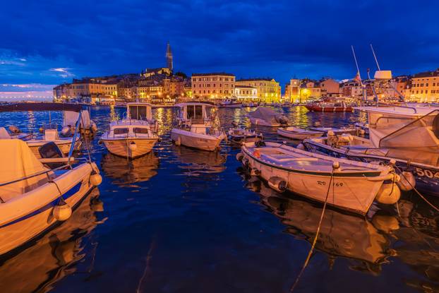 Gradske fotografije u sumrak grada Rovinja