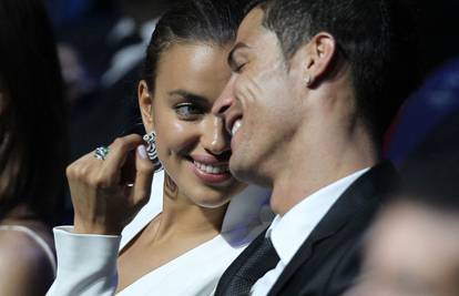 Lijepa Ronaldova Irina ispod bijelog sakoa ne nosi grudnjak