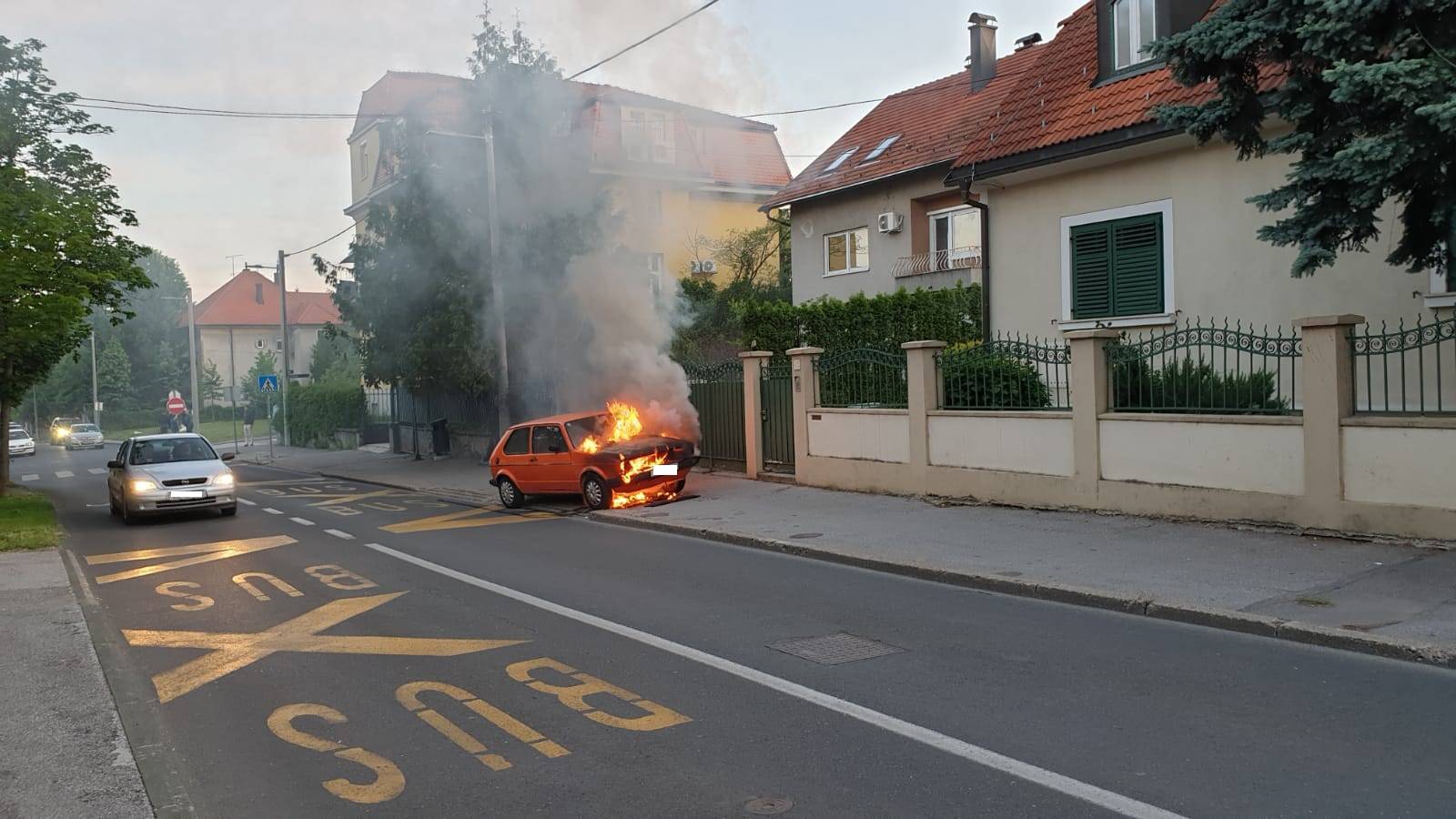Požar auta u Zagrebu: Vlasnik stajao skamenjen od šoka...