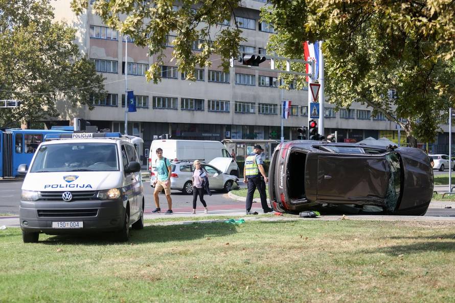 Zagreb: Prometna nesreÄa na kriÅ¾anju Vukovarske i Koranske ulice, auto zavrÅ¡io na krovu