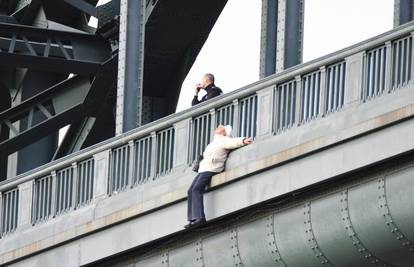 Spasili je u zadnji tren da ne skoči s mosta od 60 m