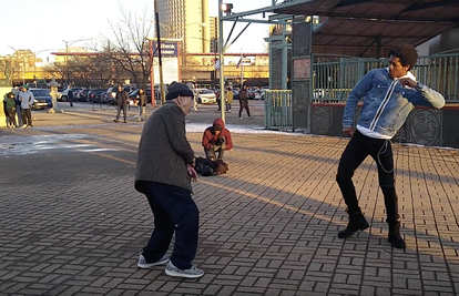 Djedica (92) nasred gradskog trga izazvao plesača na dvoboj