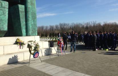 Na Memorijalnom groblju u Vukovaru 'bili' položili vijenac