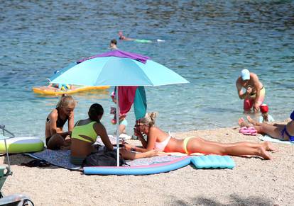 FOTO Puna plaža u Primoštenu