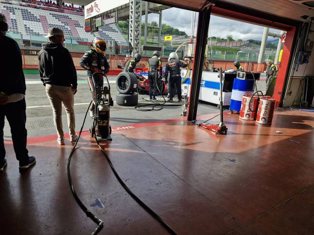 FOTO 24sata na utrci u Italiji. Pogledajte spektakl s hrvatskim vozačem za volanom Huracana