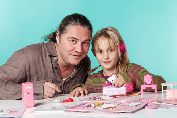 Zagreb: Kristijan Ugrina i k?er Marijeta igraju se s Hello Kitty