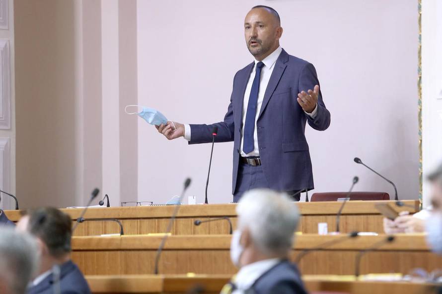 Zagreb: Hrvoje Zekanović se na početku sjednice pokušao izboriti za nenošenje maske