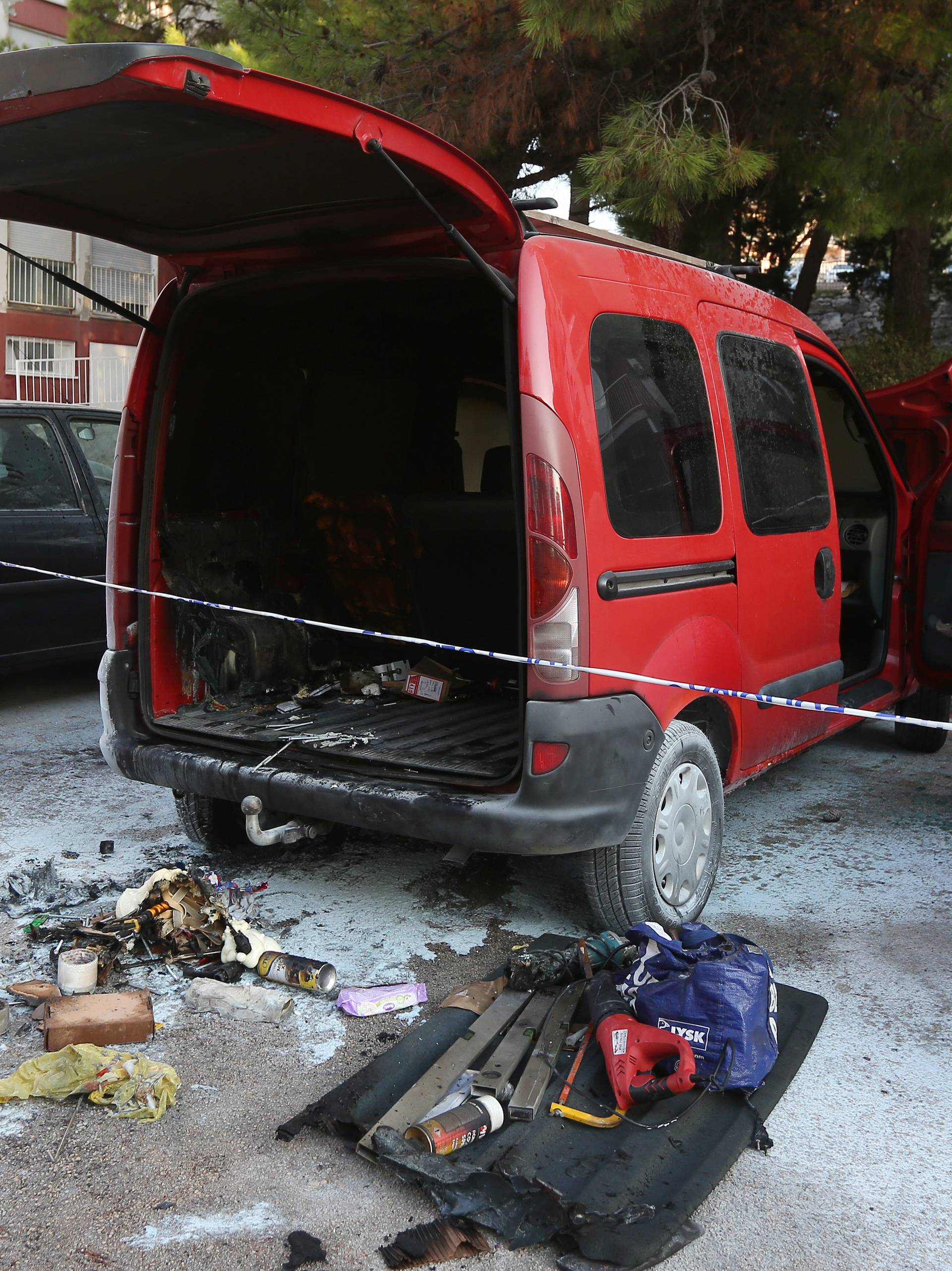 Planuo auto u Šibeniku: 'Prije požara čula se jaka eksplozija'