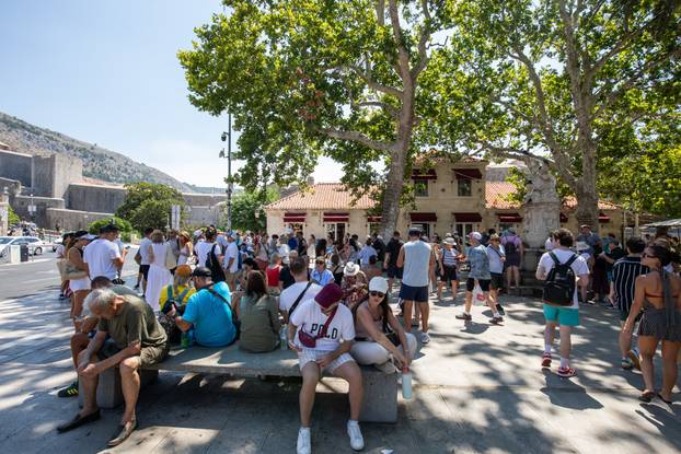 Dubrovnik pun turista unatoč toplinskom valu
