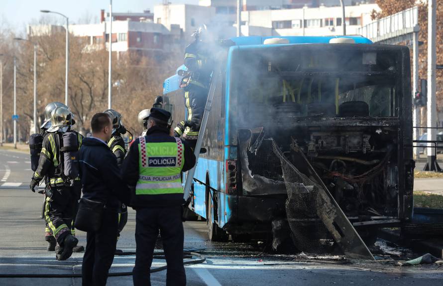 Zagreb: Vatrogasci ugasili poÅ¾ar na autobusu ZET-a na izlasku iz naselja Dugave
