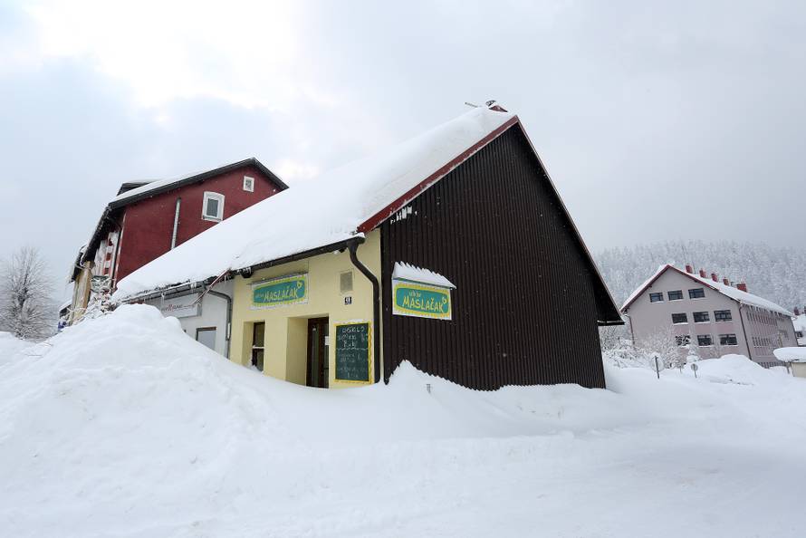 Zameteni u Delnicama: Nanosi snijega do balkona na 1. katu!