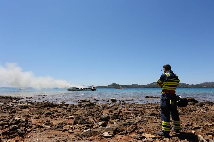 VIDEO Na gorućoj jahti bilo je osmero Austrijanaca. Uspjeli su doći do obale i spasiti se