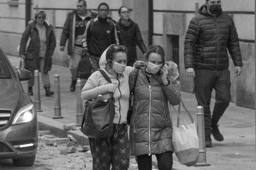 Jak potres pogodio Zagreb, hitna i policija na cesti 