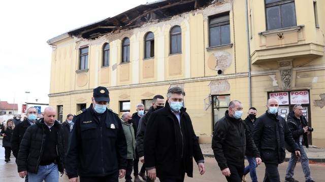 Petrinja: Ugasili bagere čim su Plenković i delegacija otišli, ne zna se kad će početi rušenje