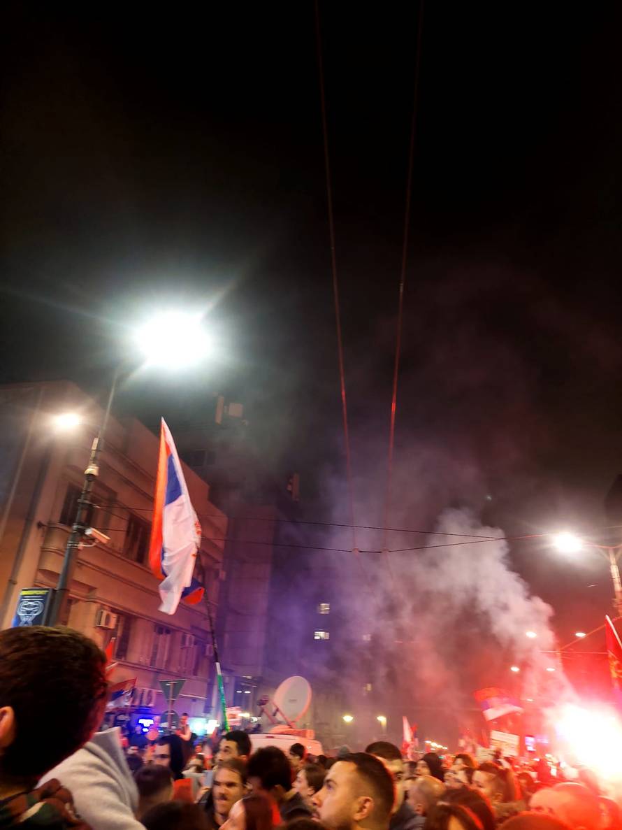 Prosvjed završio izgredima. Oglasio se Vučić: Bilo je 107.000 ljudi i nije korišten zvučni top!