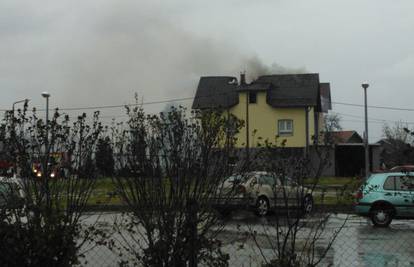 Izgorio krov kuće u Soblincu, dvoje ljudi prevezli su u bolnicu