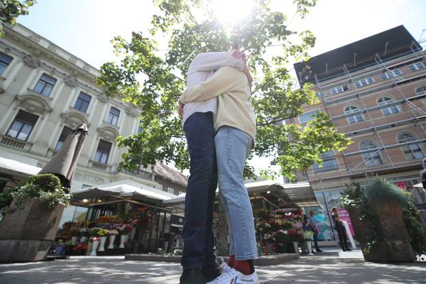 Zagreb: Performans Studija jednog zagrljaja 