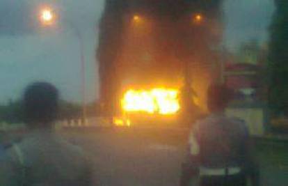 Gomila zapalila bus koji je na Javi usmrtio motorista