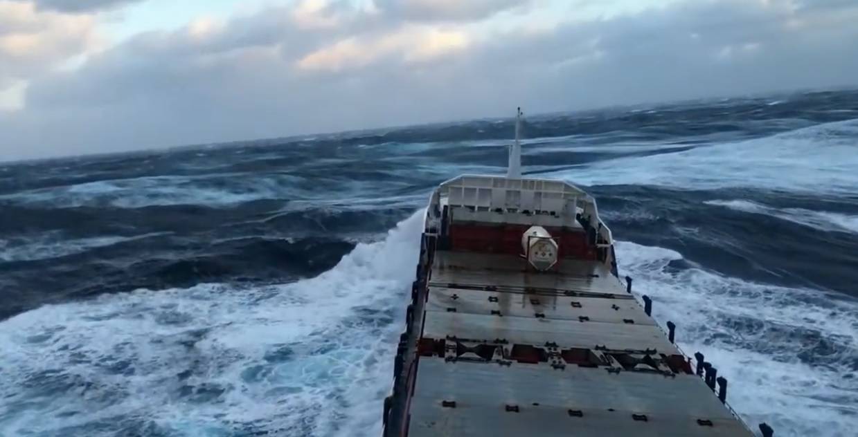 Požar na tankeru, moguće je izlijevanje veće količine nafte