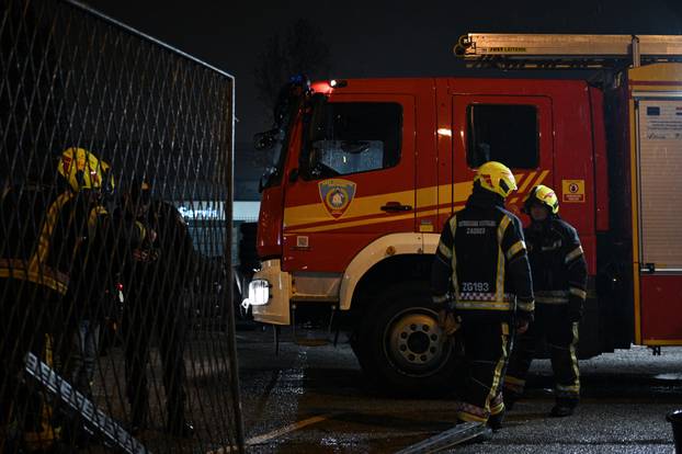 Zagreb: Auto se zaletio u izlog u Maksimirskoj ulici