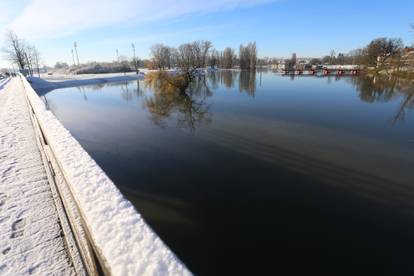 FOTO Zaleđeno jutro: Karlovac se jutros probudio na minus pet