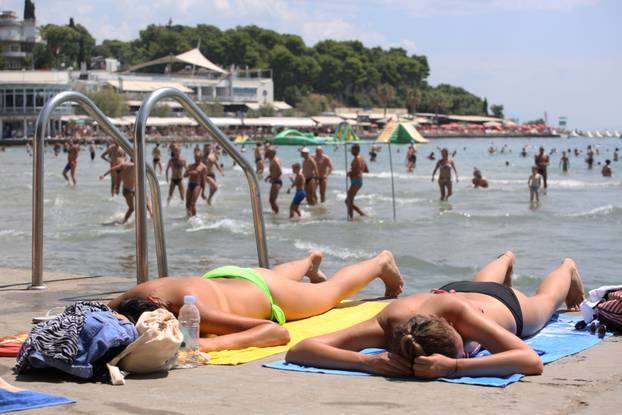 Split: Turisti preplavili plaÅ¾u BaÄvice traÅ¾eÄi osvjeÅ¾enje