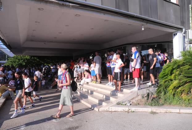 Split: Okupljanje navijača Hajduka ispred fan shopa povodom dolaska Ivana Rakitića