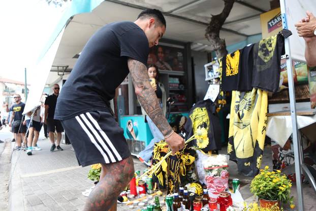 Atena: Nogometa&scaron;i AEK-a odali su po&ccaron;ast ubijenom navija&ccaron;u