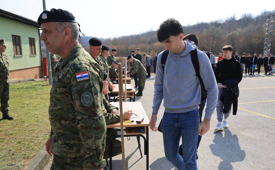 Ministar Anušić i general Kundid na prvom danu TVO-a na Slunju