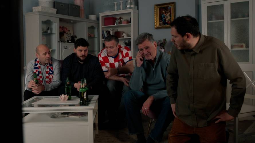 Večeras u Kumovima: Nestanak signala poremetio je planove, a Lara dobiva sretne vijesti!