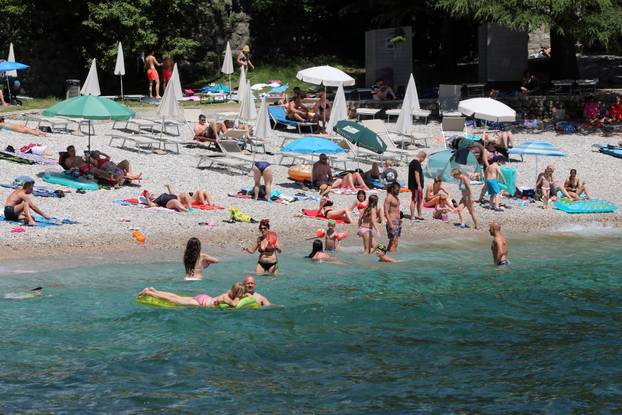 Lovran: Kupači na plaži Peharovo