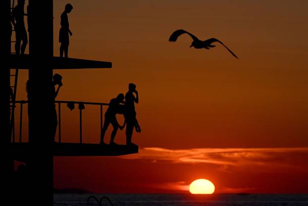 Zadar: Skok u more u zalazak sunca