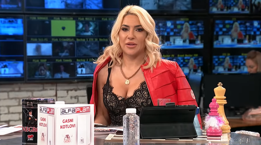 Srpska voditeljica emisiju vodila u čipkastom topiću, vozila se na koturaljkama i vikala na goste