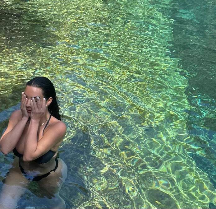 Kim Kardashian pokazala obline u malenom crnom bikiniju