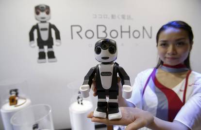 RoboHon je Android telefon koji zna fotografirati i plesati