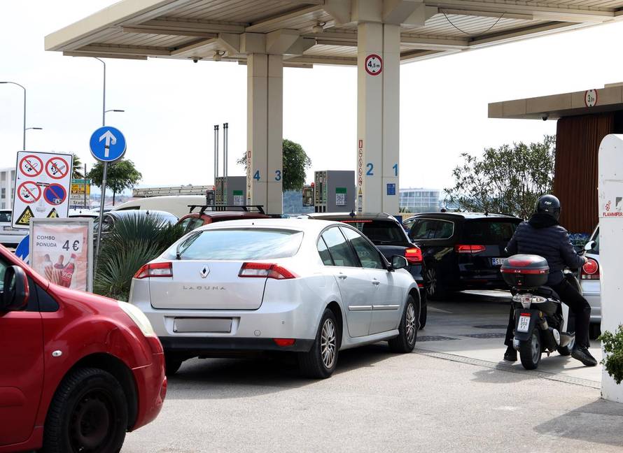 Šibenik: Po?ele su gužve na benzinskim postajama uo?i najavljenog poskupljenja goriva