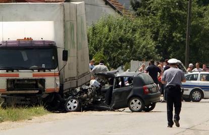 Donja Lomnica: Poginuo u naletu na parkirani kamion