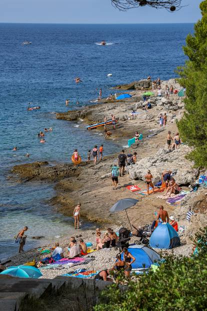 FOTO Lude akrobacije na plaži u Puli: Kupači 'lete' sa stijena, evo kako se bježi od vrućina...